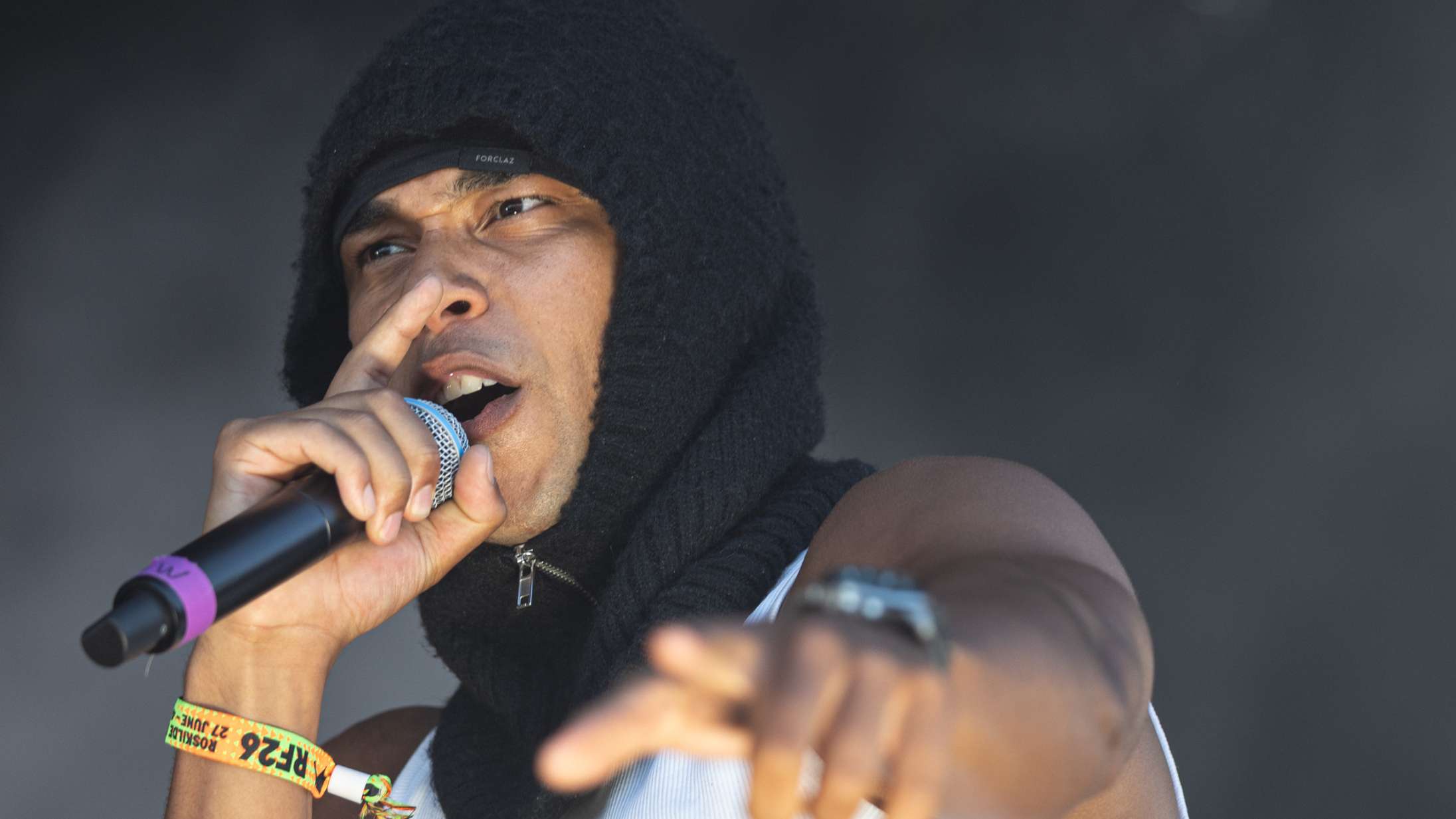 Øldåser fløj gennem luften, moshpits opstod på stribe: Michael Williams fik Roskilde Festival til at koge
