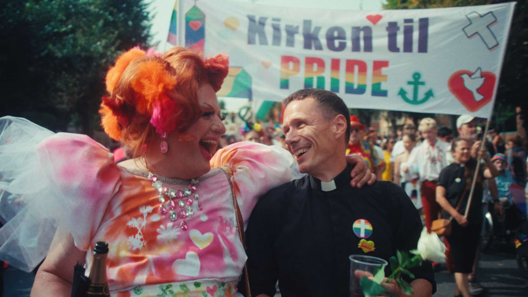 »Guds kærlighed er queer« i ny dokumentar – se traileren til ‘Alle Guds farver’