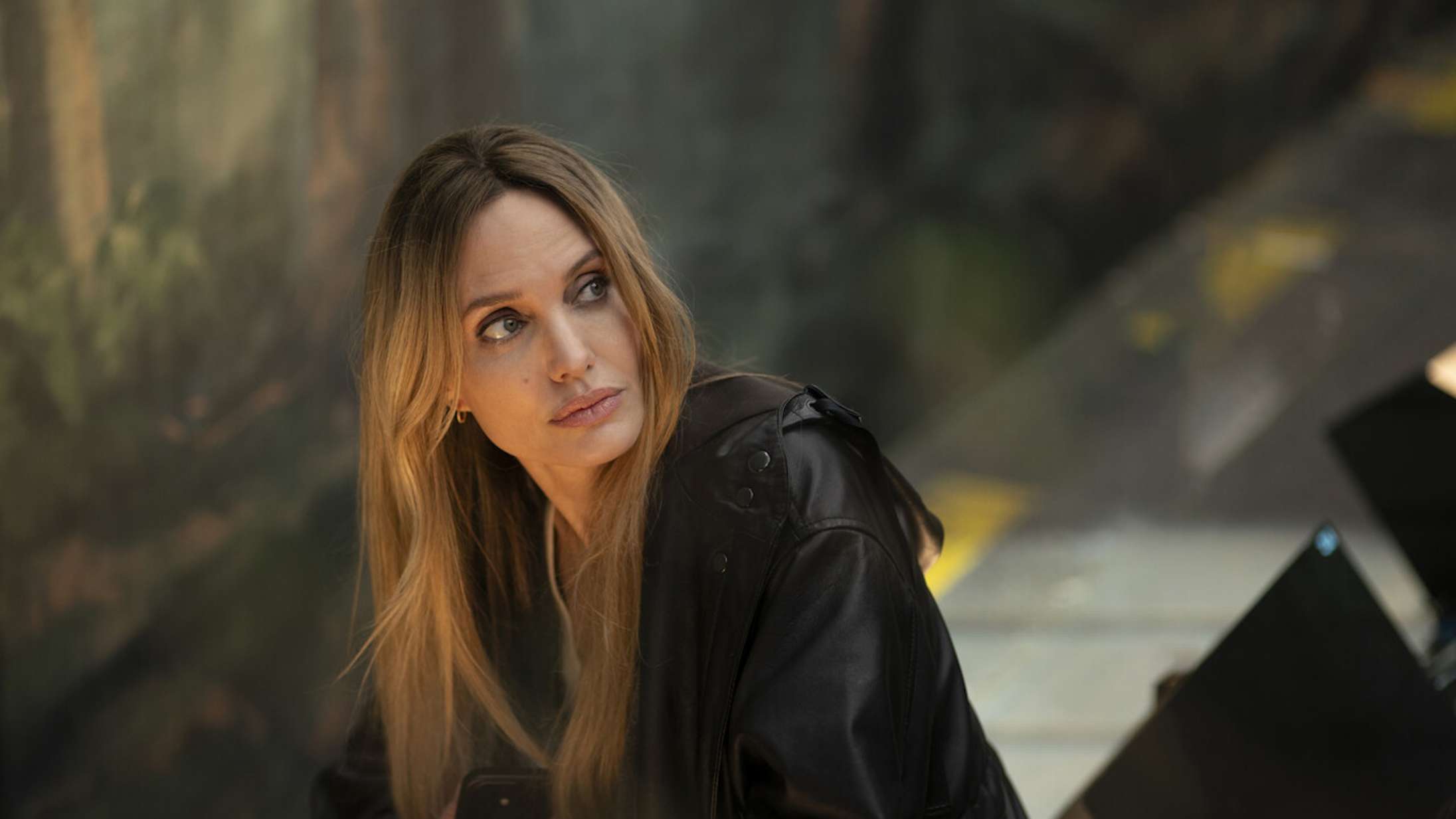 ’Couture’: Skrøbelig Angelina Jolie løber med for meget opmærksomhed i ny modefilm