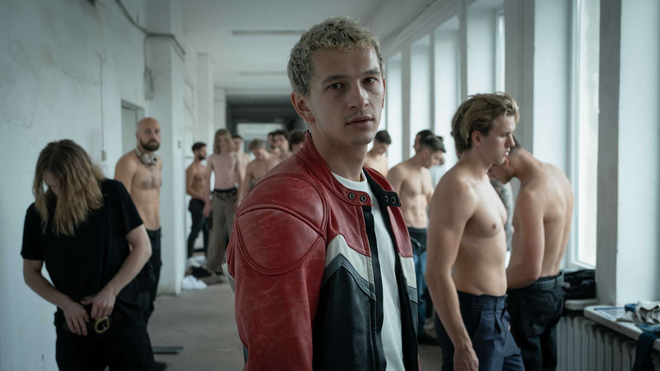 ’Proud’: Kan han udskifte sex og stoffer med ansvar? Smuk serie giver et ærligt svar