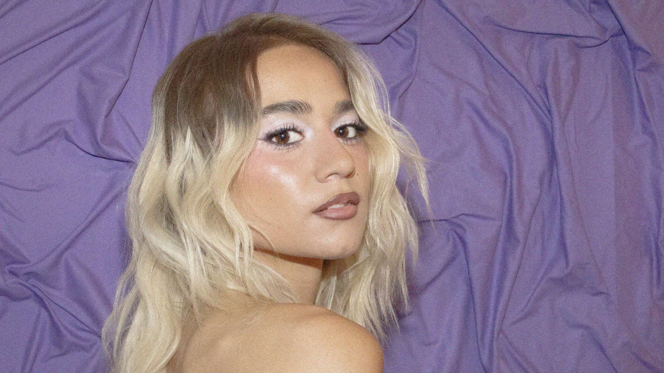 Ella Augusta synger om at være »for meget«. Debutalbummet ‘Lilla’ måtte gerne være det samme