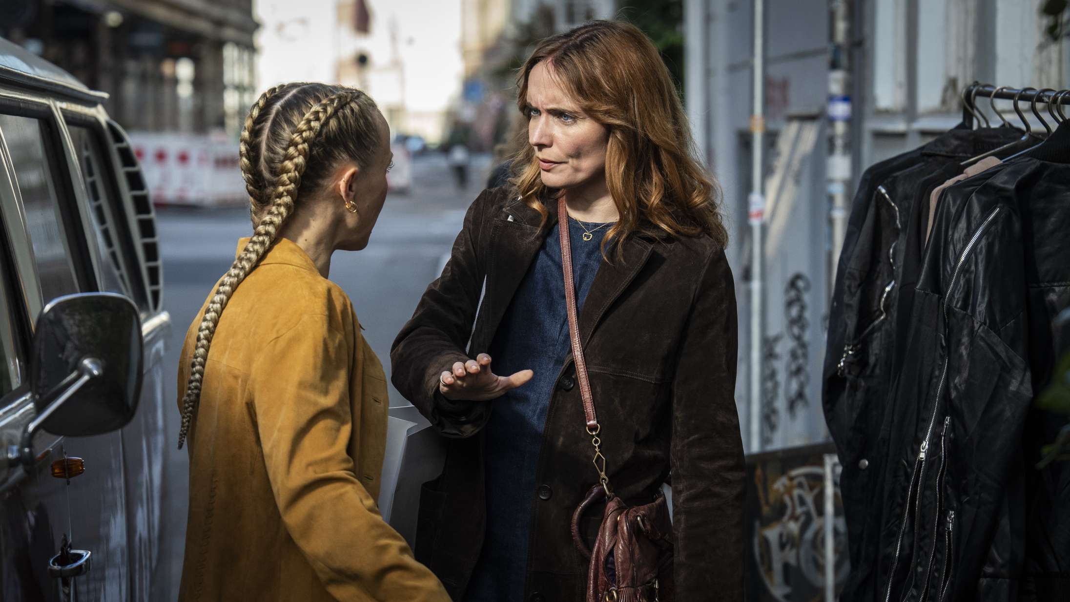 ’Dobbeltspil’: Superskurket overspil og klicheer hæmmer overfladisk dansk trekantsthriller