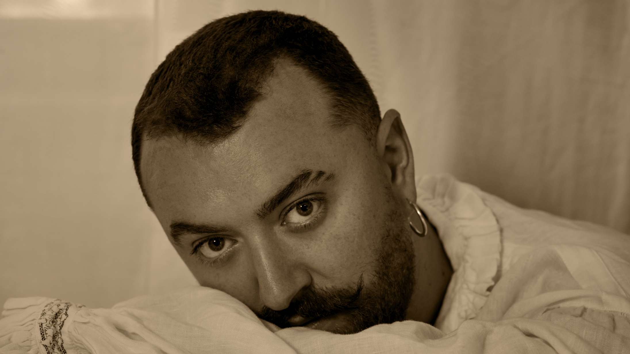 Sam Smith kommer med tomme trusler på det pladerromantiske ‘Hazel Eyes’