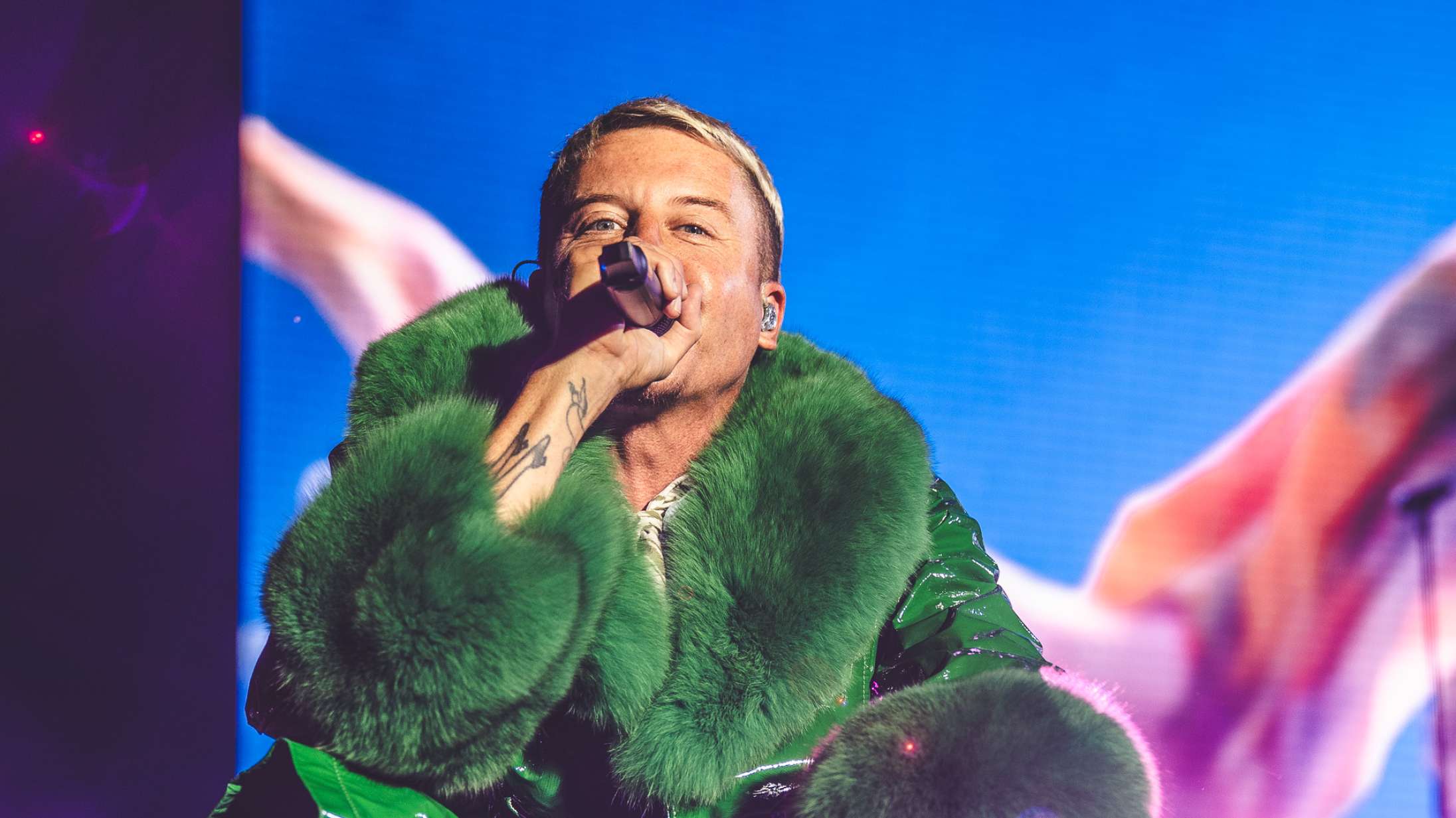 Macklemore fik besøg af Kneecap og Ed Sheerans gamle band til Palæstina-støttekoncert
