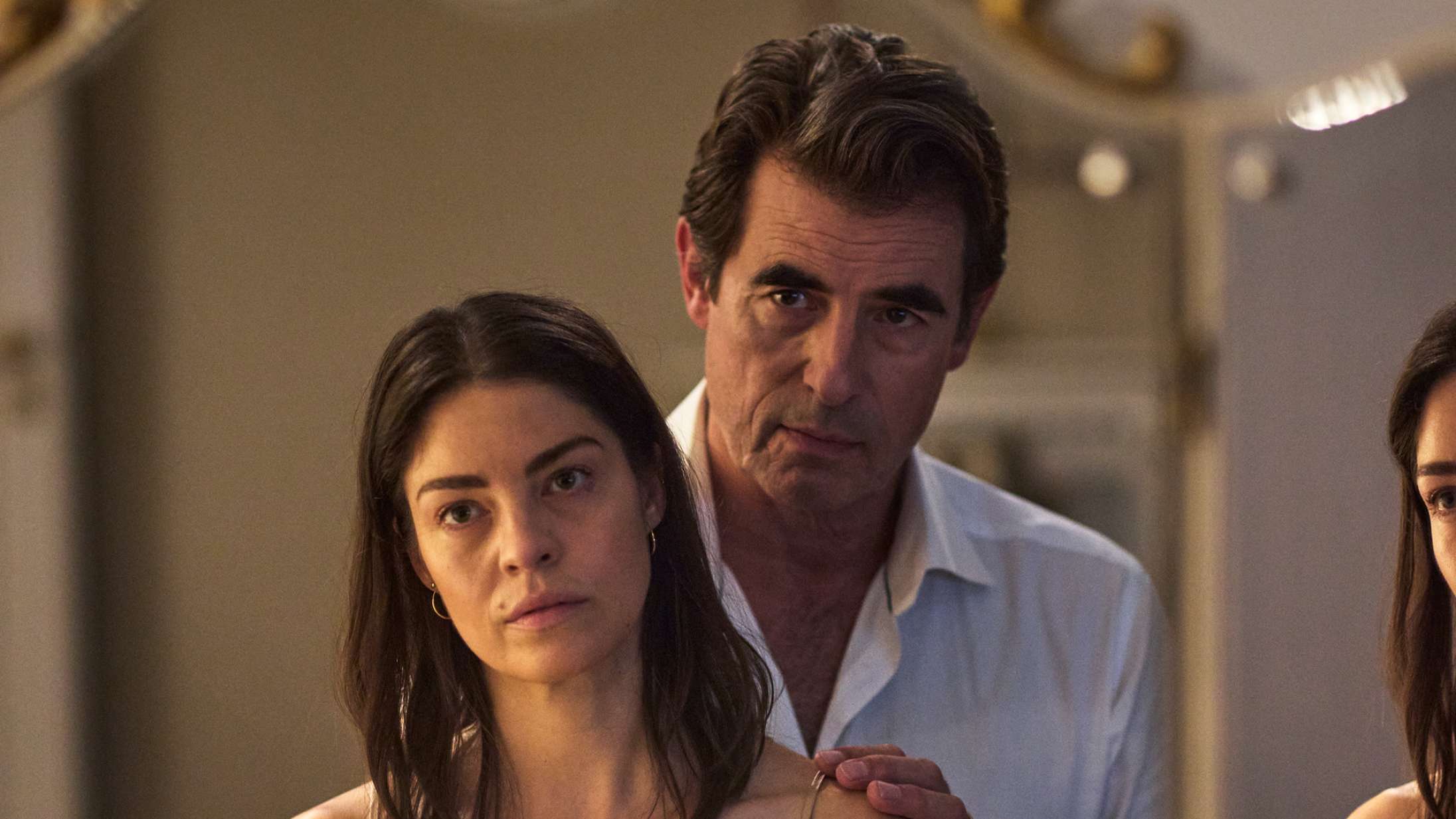Chokkene står i kø i Netflix-thriller med Claes Bang og Natalie Madueño – se første trailer til ‘Den hemmelige kvinde’