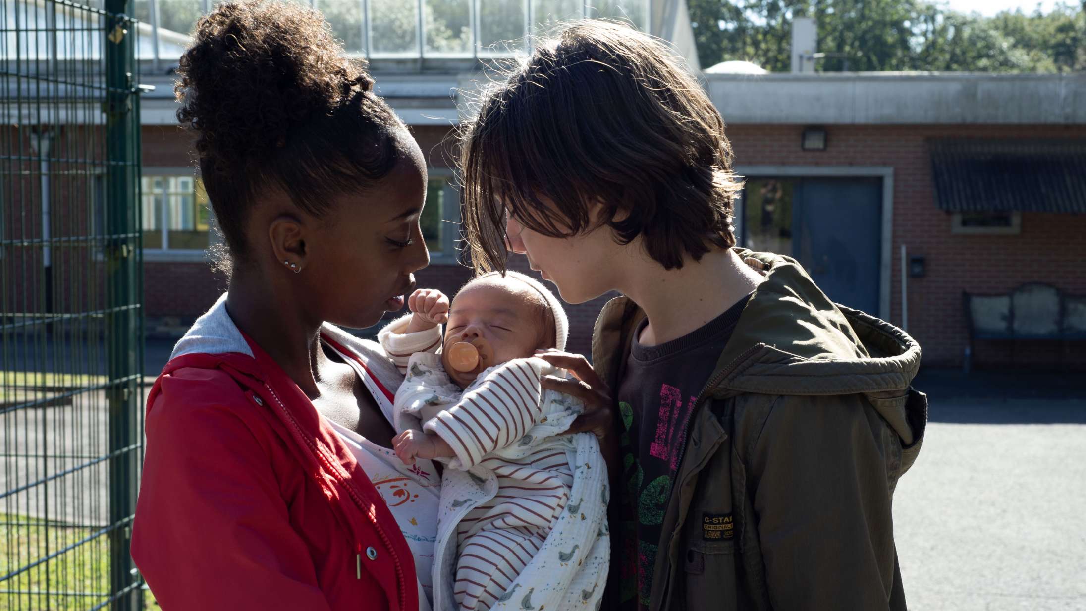 ’Young Mothers’: Mesterduos nye film er fuld af mavepustere – men heldigvis også forløsning