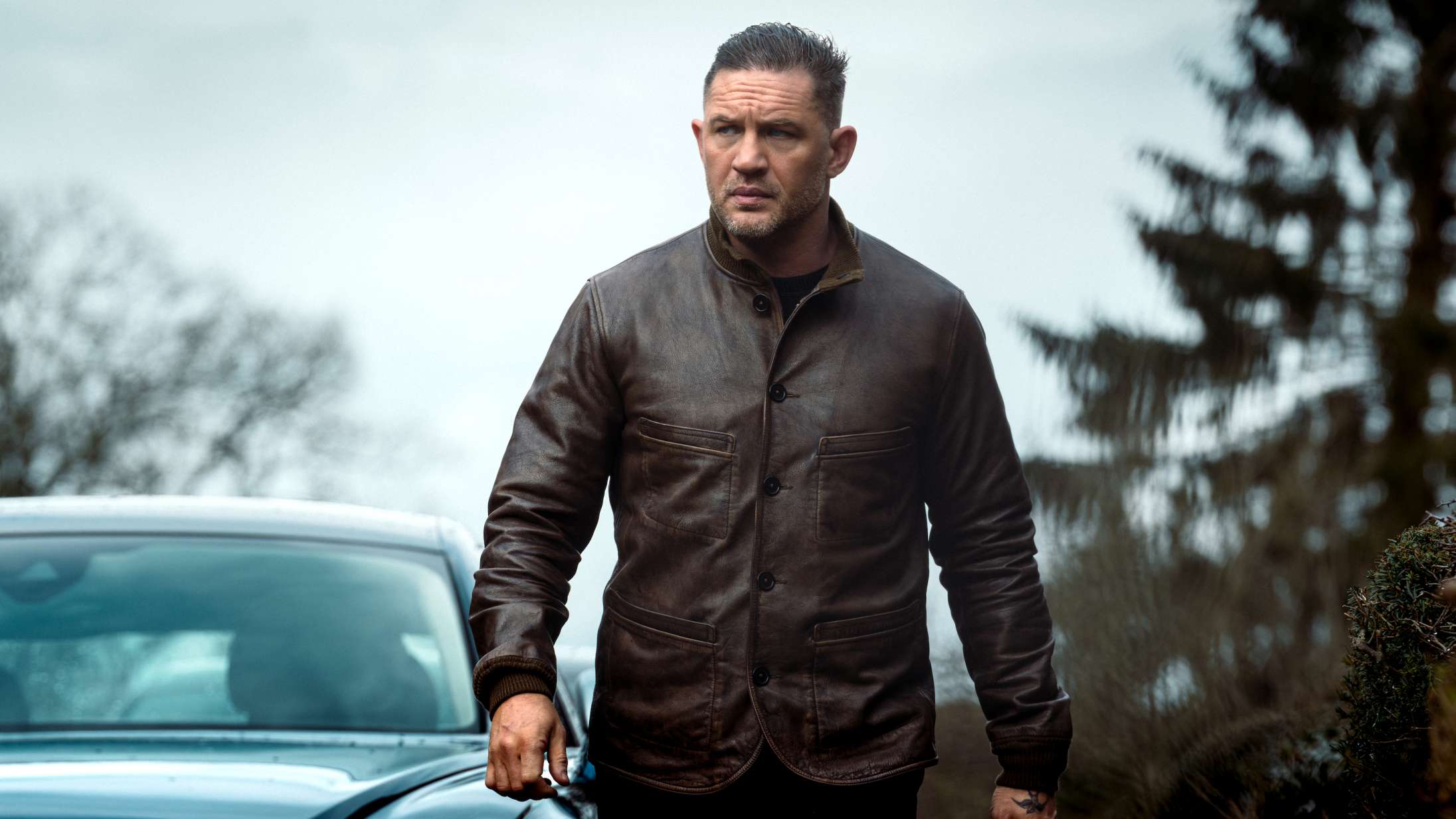 Trods stor konflikt på settet: ‘MobLand’ holder fast i Tom Hardy til tredje sæson