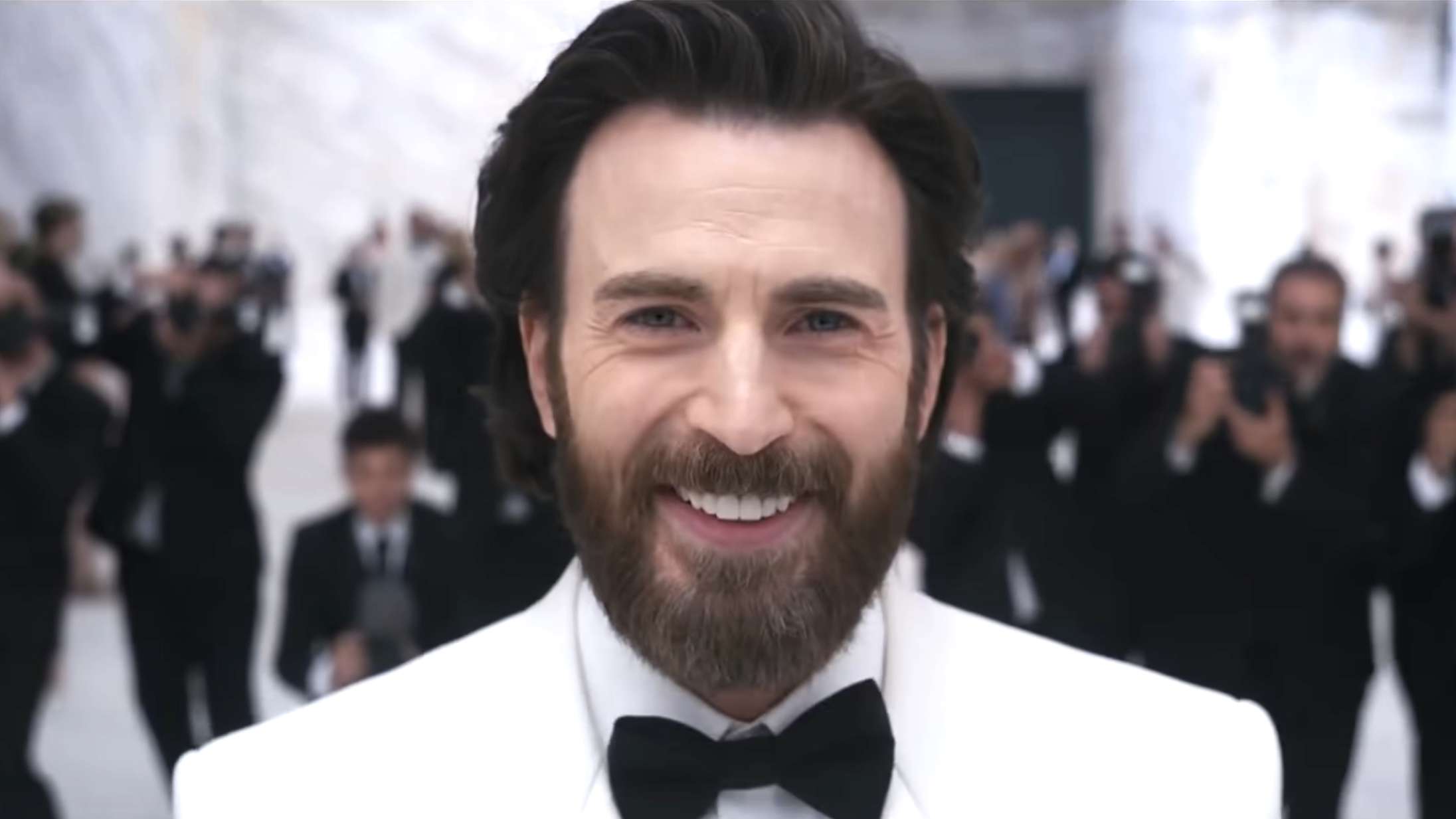 Fra Chris Evans til Charli XCX – traileren for hypet instruktørs nye satire er umanerligt stjernespækket