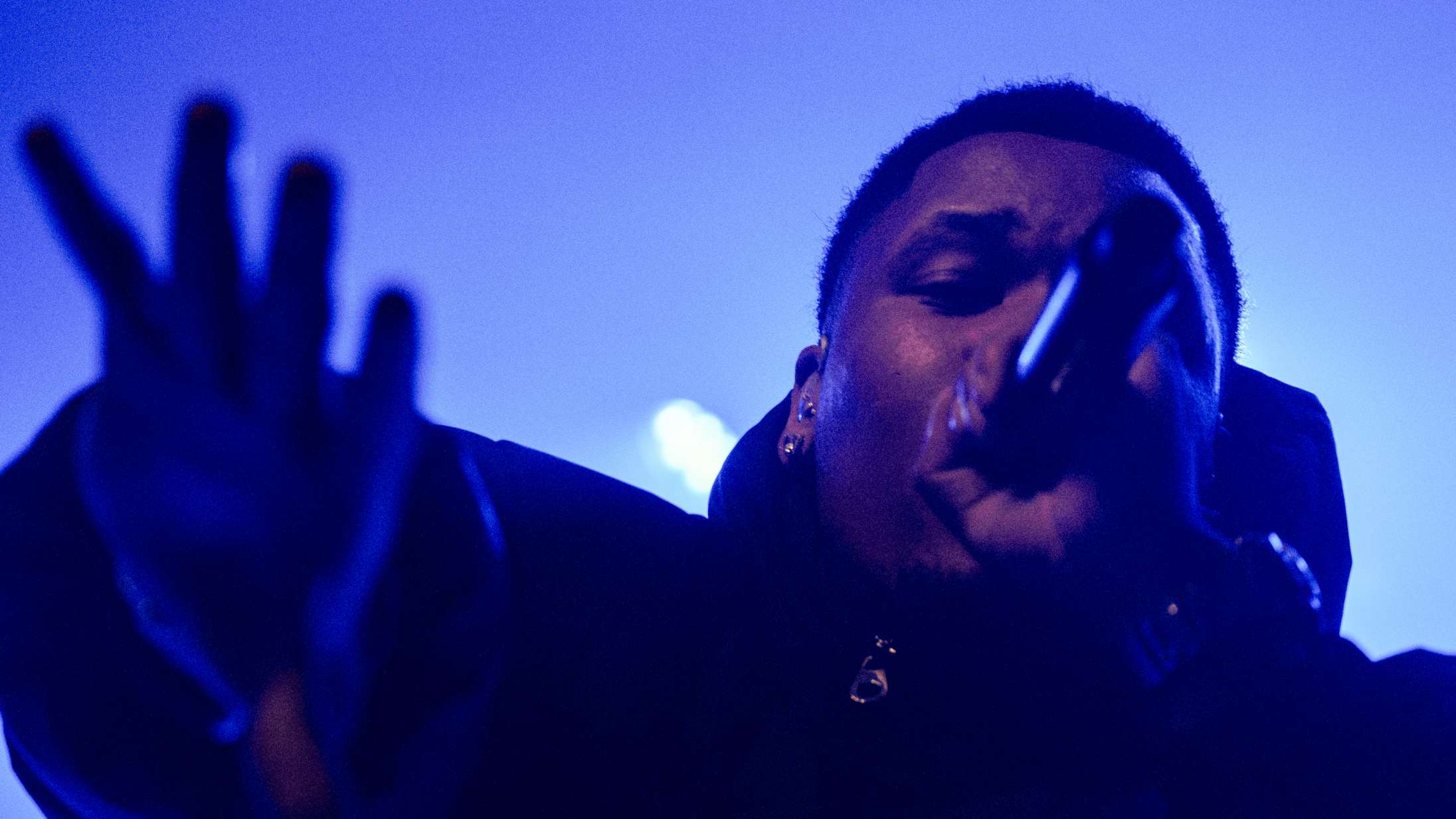 Faza gik rundt på scenen med en flaske spiritus i hånden, som var han Kanye West til VMA