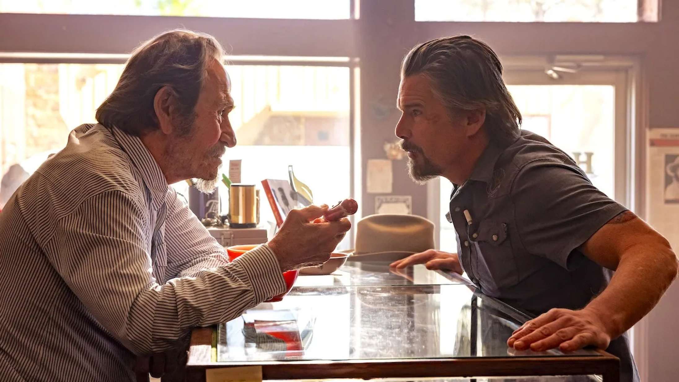 Ethan Hawke og en af sidste års bedste serier er tilbage med ny stjerne – se traileren til nyt ‘The Lowdown’