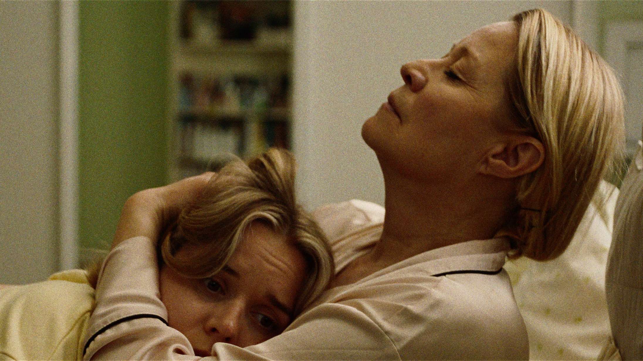 Trine Dyrholm føder en voksen kvinde som Ruth Evensen i første trailer til ‘Faderhuset’