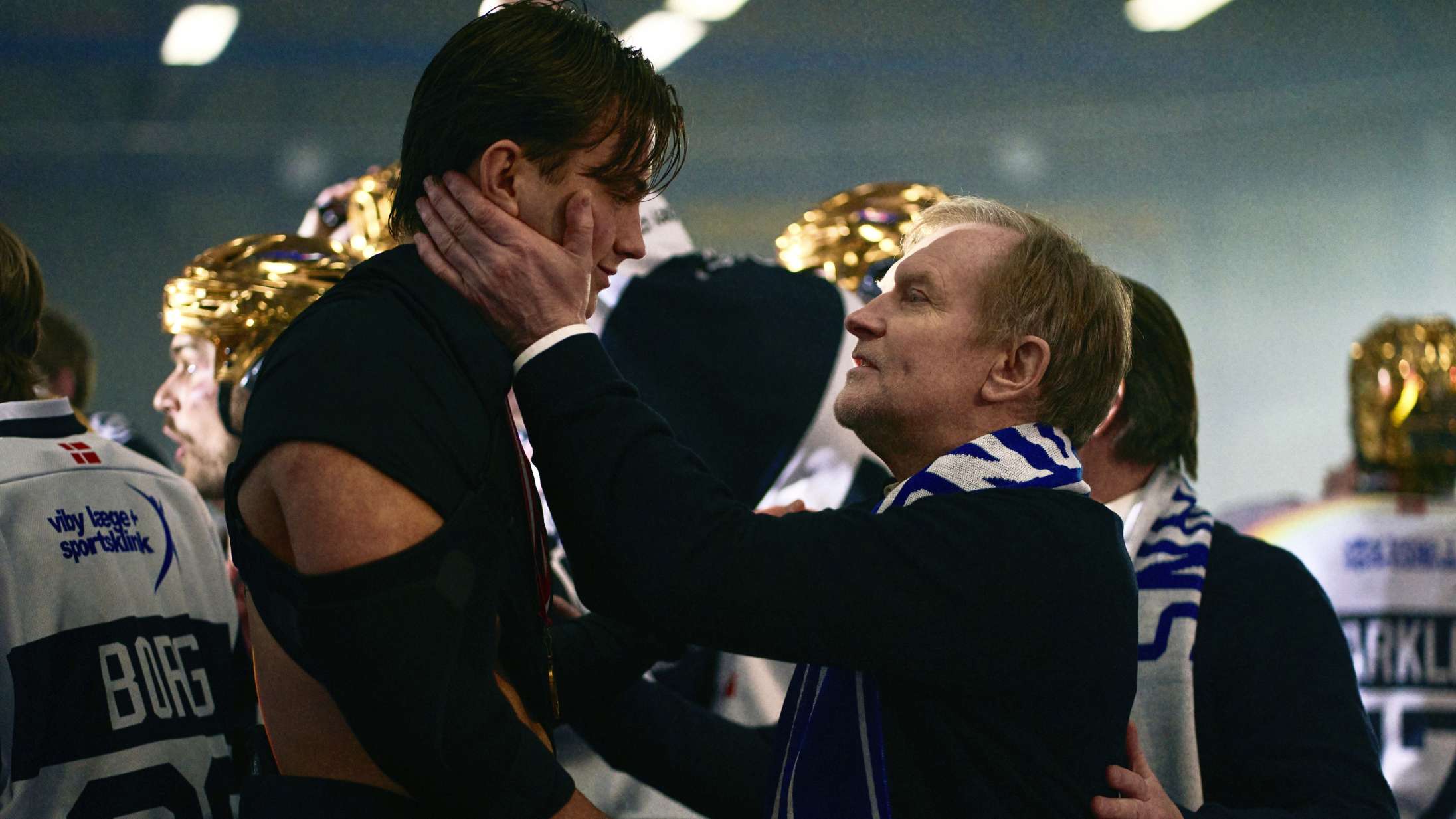 Jonas Risvig returnerer med doping, ishockey og Ulrich Thomsen i ‘Momentum’ – se traileren