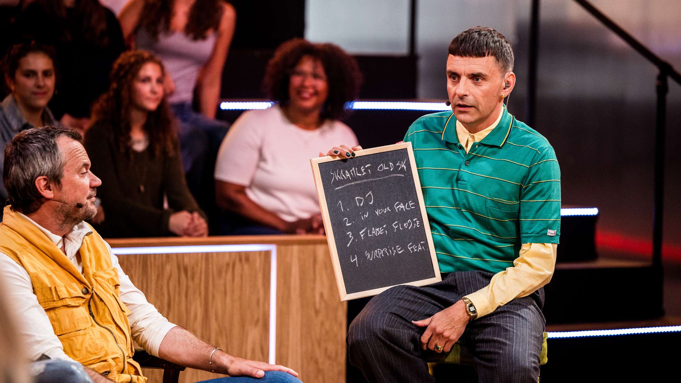 Simon Kvamms tåkrummende nye tv-program er ‘Toppen af poppen’ med en sjov hat på